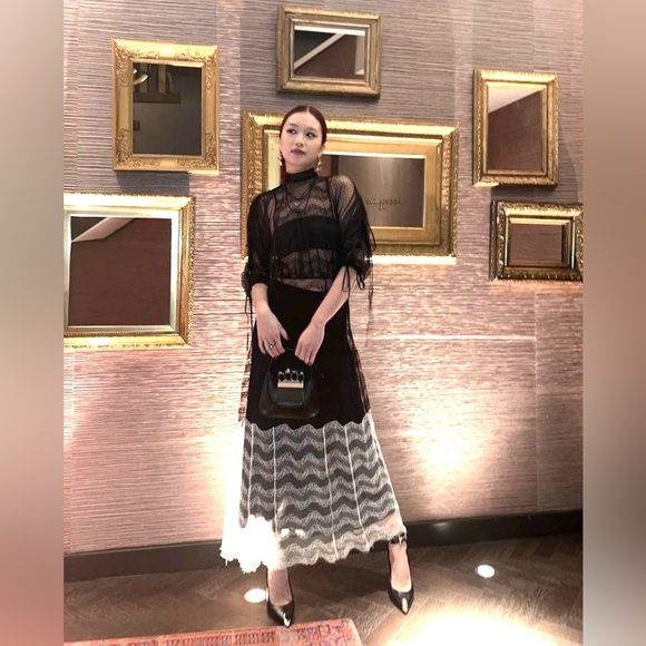 NWT Burberry Black Lace Midi Dress with White Lace Hem - Picture 2 of 12